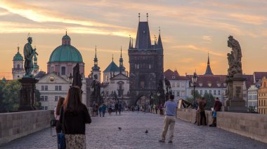 Charles Köprüsü Prag 'da güneş doğmadan önce sokak ışıklarıyla geçiş zamanı, Bohemya, Çek Cumhuriyeti. Turuncu gökyüzü