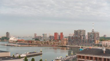 Güneş doğduktan sonra Maashaven 'da Katendrecht ve Maas Nehri' nin iç kısımlarına demirlemiş gemileriyle birlikte havadan izleniyor. Eski fabrika ofis ve etkinlik alanına dönüştü. Rotterdam, Hollanda