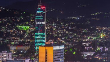 Saraybosna 'da evleri, en yüksek gökdelenleri ve Eski Yahudi mezarlığından gece saatlerine kadar uzanan dağları olan bir panorama. Gün batımından sonra Skyline. Bosna-Hersek