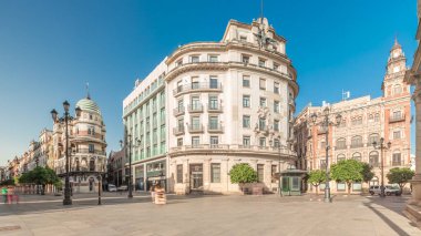 Panorama Avda 'yı gösteriyor. De la Constitucion, Seville, İspanya 'nın Casco Antiguo bölgesindeki ana cadde. Edificio de la Adriatica ile zaman atlaması, tarihi binalar ve geçen tramvaylar