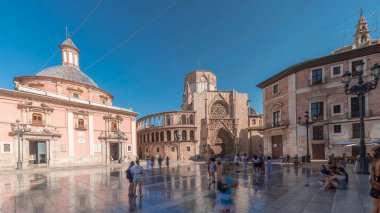 Panorama Valencia 'nın Plaza de la Virgen' ini gösteriyor, Katedral 'i sergiliyor, Basilica de la Virgen de los Desamparados ve Turia Fountain İspanya' nın tarihi eski gökyüzü altında