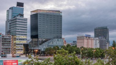 Schwedenplatz hava kuvvetleri gece gündüz. İsveç Meydanı, Viyana 'nın orta kesiminde, Tuna Kanalı' nda yer alan ve en önemli toplu taşıma kavşaklarından biridir. Eski ve modern binalar