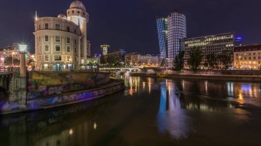 Viyana 'daki Uranya' nın panoramik manzarası diğer binalar ve Tuna Kanalı 'ndan geceye geçiş zamanı. Uranya bir kamu eğitim enstitüsü ve gözlemevi.
