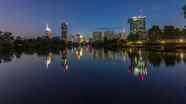 Viyana uluslararası merkez gökdelenleri Kaiserwasser Gölü yansıması panoramik manzara geçiş zamanı, Donaucity Avusturya 'nın başkenti. Bulutlu renkli gökyüzü