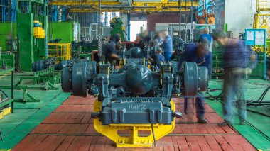 Konveyör montajı, traktörün gövdesini büyük endüstriyel fabrika zaman diliminde sahneleyecek. Zincir, Chassis kurulumu ve diğer parçalardaki çerçeve montajı.