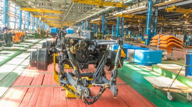 Konveyör montajı, traktörün gövdesini büyük endüstriyel fabrika zaman diliminde sahneleyecek. Çerçeve montajı, Chassis ve süspansiyon kurulumu ve diğer bölümler.