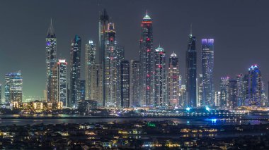 Dubai Marina ufuk çizgisi, hava geçiş zamanı, villalar, Dubai, BAE 'deki Palm Jumeirah' da görüldüğü gibi. Dubai 'nin bu kısmında 50 kattan fazla gökdelen var.