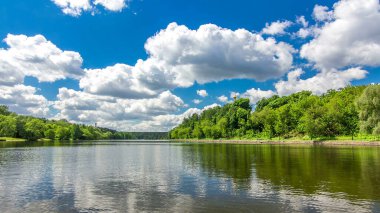 Geçmiş Zhivopisny Köprüsü ve diğer ünlü yerler timelapse hyperlapse, Rusya Moskova Nehri üzerinde tekne yüzer. Güneşli yaz günü bulutlu gökyüzü ile Motorlu tekne görüntülemek