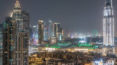 Dubai Şehir Merkezi 'nden geceye geçiş zamanı. Geceleri büyük, fütüristik şehir üzerinde hava manzarası. Dubai ve AVM 'nin gökdelenleri, Birleşik Arap Emirlikleri. Akşam gökyüzü çatıdan yükseliyor