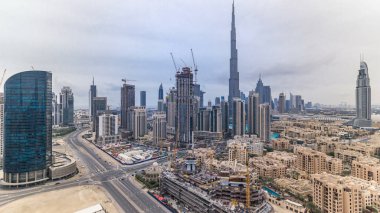 Dubai şehir merkezindeki güzel lüks panoramik manzaralı zaman çizelgesi, Dubai, Birleşik Arap Emirlikleri. Gökyüzünde kara bulutlar olan iş hangarı kulelerinden çatı manzarası. Yolda trafik vardı.