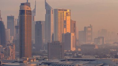 Dubai Şehir Merkezi 'nden gece gündüz geçiş zamanı. Büyük fütüristik şehir üzerinde havadan yakından görüntü. Dubai 'nin gökdelenleri, Birleşik Arap Emirlikleri. Çatıdan sabah silueti