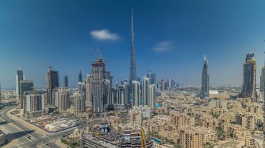 Dubai şehir merkezindeki güzel lüks hava manzarası, gölgeler, Dubai, Birleşik Arap Emirlikleri. Turuncu gökyüzünde renkli bulutlar olan iş hangarı kulelerinden çatı manzarası. Yolda trafik vardı.