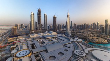 Dubai şehir merkezinde tüm gün boyunca modern gökdelenler, alışveriş merkezleri ve yollarda trafik vardı. Yukarıdan en iyi panoramik görüntü. Gölgeler çok hızlı hareket ediyor