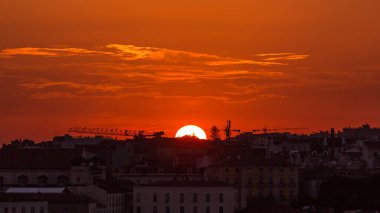 Lizbon, şehir merkezinin günbatımında kırmızı çatıları ve Portekiz 'in sonbahar akşamı saatlerinde turuncu gökyüzü olan gökyüzü. Sophia de Mello Breyner 'dan Andresen' in bakış açısı