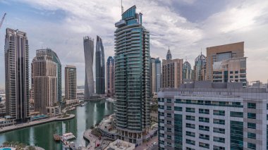 Dubai Marina yerleşim yerlerinin ve ofis gökdelenlerinin hava panoramik görüntüsü. Gün doğmadan önce gece gündüz geçiş zamanı. Yüzen tekneler ve yatlar