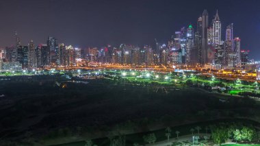 Dubai Marina gökdelenler ve gece geçiş timelapse, Dubai, Birleşik Arap Emirlikleri golf sahası gün. Gün batımından sonra Greens bölgesinden havadan görünüm