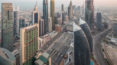 Sheikh Zayed Road ve Difc hava dan gece dubai, Bae gece geçiş timelapse yakınındaki binaların Silueti. Gün batımından sonra finans merkezi ve şehir merkezinde modern kuleler ve gökdelenler
