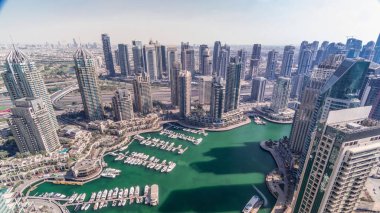 Dubai Marina gökdelenleri ve Jumeirah göl kuleleri, Birleşik Arap Emirlikleri 'nde gölgelerin hızla hareket ettiği tüm gün boyunca en tepedeki hava zaman diliminden görülebiliyor. Yolda trafik vardı.