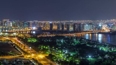 Aydınlatılmış yollar ve gökdelenlerin pencerelerinden panoramik manzara Dubai Deresi ve Deira, Birleşik Arap Emirlikleri 'ndeki Timelapse Hava Geçidi