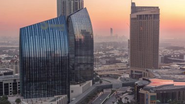 Dubai şehir merkezi caddesi yoğun trafik ve gece ile gökdelenler geçiş zamanı. Modern yol ve alışveriş merkezi manzaralı şehir binaları. Şeyh Muhammed bin Rashid Bulvarı