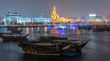 Geleneksel ahşap Dhow balıkçı tekneleriyle Doha Körfezi 'nde gece gündüz geçiş zamanı. Corniche, Doha, Katar ile müzeden görüntü