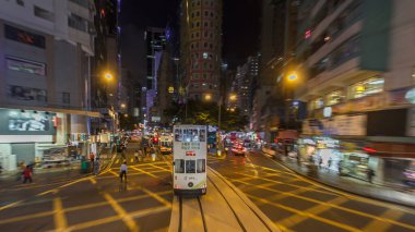 Hong Kong caddesindeki çift katlı tramvaydan görüntüyü izleyelim. Hong Kong tramvayı, metropoldeki ilk toplu taşıma araçlarından biri olan Hong Kong 'da bir tramvay sistemidir.