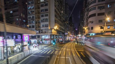 Hong Kong caddesindeki çift katlı tramvaydan görüntüyü izleyelim. Hong Kong tramvayı, metropoldeki ilk toplu taşıma araçlarından biri olan Hong Kong 'da bir tramvay sistemidir.