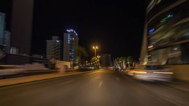 Kuveyt 'te şehir otobanındaki trafiğin içinden geç. Zaman ayarlı hiperhızlandırılmış saçmalıklar. Kuveyt, Orta Doğu