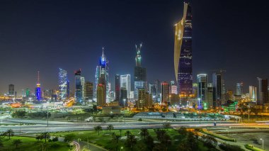 Kuveyt şehir merkezindeki gökdelenler ile gece gündüz geçiş zamanları alacakaranlıkta aydınlandı. Çatıdan hava görüntüsü. Kuveyt Şehri, Orta Doğu.
