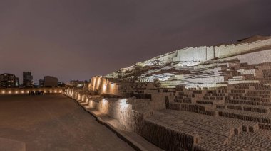 Huaca Pucllana Piramidi 'nden geceye geçiş zamanı, İnka öncesi kültür seremonisi kalıntıları Lima, Peru' da. Gökyüzündeki bulutlar. Aydınlanma başlıyor.