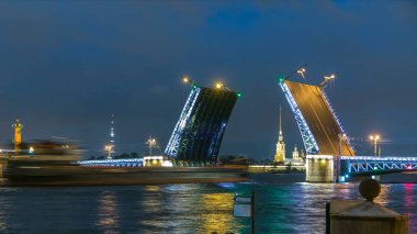 Klasik sembolü, St. Petersburg beyaz geceler - spire Peter ve Paul Fortress arasında - yayılan açık Palace Bridge timelapse romantik bir bakış