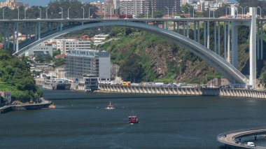 Portekiz 'in Porto kentindeki Douro Nehri' nde bir gemi gezisi yolcuları.