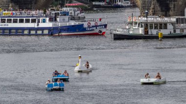 Kimliği belirsiz insanlar Prag, Çek Cumhuriyeti'nde Vltava nehir timelapse hiperlapse bir pedallı teknede bir seyir tadını çıkarıyor. İzleme çekimi