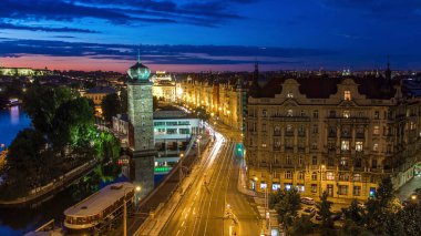 Sitkovska su kulesi zaman çizelgesi ve yol trafiği Prag 'ın eski şehir merkezinde günden geceye geçiş. UNESCO 'nun Dünya Mirası Alanı. Dans salonunun tepesinden hava görüntüsü