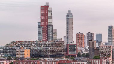 Hollanda Rotterdam 'daki Katendrecht yarımadası ve Maashaven limanının panoramik hava geçiş zamanı. Şehir silueti modern gökdelenler ve geleneksel Hollanda rıhtım evleri