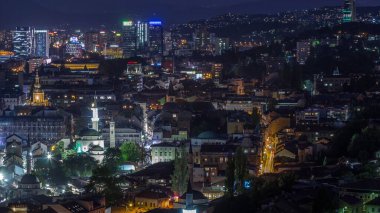 Saraybosna 'nın şehir manzarası, Saraybosna' nın en popüler panoramik noktasından gece geçiş dönemine kadar olan nehir manzarası. Sarı Kale (Zuta Tabija) yakınlarındaki yol, Vratnik