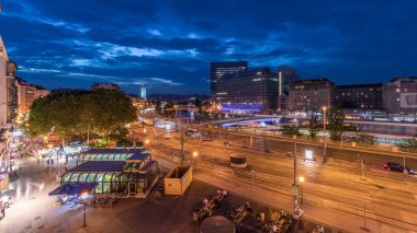 Schwedenplatz hava gecesi. İsveç Meydanı, Viyana 'nın orta kesiminde, Tuna Kanalı' nda yer alan ve en önemli toplu taşıma kavşaklarından biridir. Eski ve modern binalar
