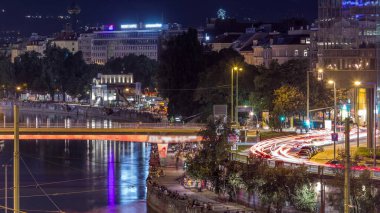 Viyana 'daki Tuna Kanalı boyunca havadan görüş yazın günbatımından sonra gece geçiş zamanı. Rıhtımda yürüyen insanlar