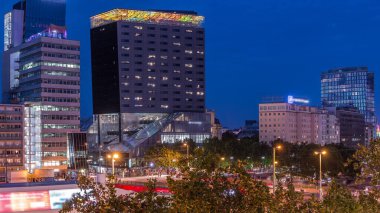 Schwedenplatz hava gece geçişi. İsveç Meydanı, Viyana 'nın orta kesiminde, Tuna Kanalı' nda yer alan ve en önemli toplu taşıma kavşaklarından biridir. Eski ve modern binalar