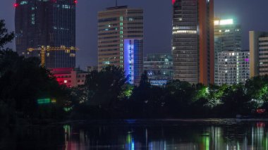 Viyana uluslararası merkez gökdelenleri Kaiserwasser Gölü yansıması ile gündüz gece geçiş zamanı, Avusturya 'nın başkenti Donaucity. Bulutları olan renkli bir gökyüzü. Suda yüzen tekneler