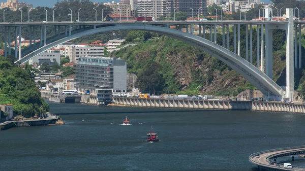 Portekiz 'in Porto kentindeki Douro Nehri' nde bir gemi gezisi yolcuları.