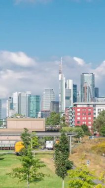 Frankfurt 'un ana demiryolu köprüsü Flosserbrucke' sinin finans bölgesi gökdelenlerine karşı süratli bulutlu bir günde gökdelenler yükseliyor. Frankfurt, Almanya, Avrupa 'nın mali merkezi