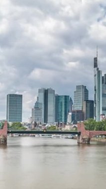 Frankfurt 'un gökdelenleri Saint Bartholomew İmparatorluk Katedrali' nin çan kulesiyle yükseliyor. Alte Brucke 'a bakıyor. Frankfurt, Almanya