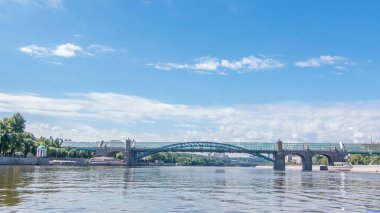 Geçmişte Moskova Kremlin ve diğer ünlü yerler timelapse hyperlapse, Rusya Moskova Nehri üzerinde tekne yüzer. Güneşli yaz günü bulutlu gökyüzü ile Motorlu tekne görüntülemek