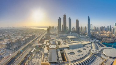 Dubai şehir merkezinde, modern gökdelenleri, alışveriş merkezleri ve sabah trafiği olan gündoğumu saatleriyle birlikte. Yukarıdan en üst panoramik görünüm