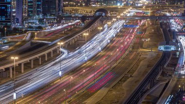 Dubai Marina ve Jlt gökdelenlerini, Dubai 'deki Şeyh Zayed yolunun hava görüntüsü gece gündüz geçiş zamanlarını çevreledi. Tramvaylı trafik, köprüler ve metro hattı. Birleşik Arap Emirlikleri