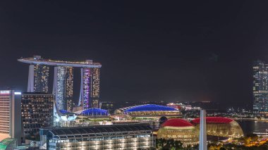 55 kat yüksekliğindeki Marina Bay Sands Oteli Singapur 'daki Marina Körfezi' nin gökyüzüne hakim. Lazerli fıskiyeler. Kordon Tiyatrosu