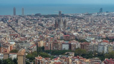 Barcelona Uyanışı: İspanya 'nın Gündüz Zamanlama Panoraması Canlı Şehir Manzarası. Carmel 'in Bunkers of Carmel' inden, Aerial Top View Frames Sagrada Familia Katedrali 'nden, Şehir Işıkları azar azar azalıyor.