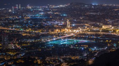 Barcelona ve Badalona Skylines 'ın Gece Zamanlaması' na. İberic Puig Castellar Village Viewpoint 'ten Hava Görüntüsü, Ufukta Evlerin ve Denizin Çatı Gösterimi Şehir Akşama Süzülürken