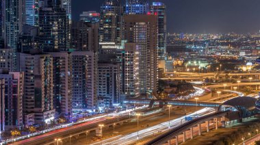 Dubai Yat Limanı Şeyh zayed road panorama gün gece geçiş timelapse ışık için trafik ile açın. Gökdelenler, BAE gece aydınlatma. Hava Jlt görünümünden
